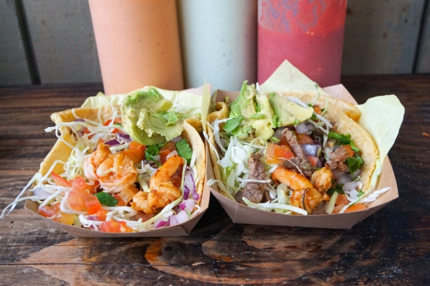 Đĩa hải sản Mexico tươi sống với nhiều màu sắc hấp dẫn tại nhà hàng ở San Diego