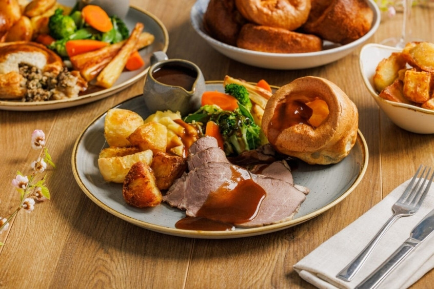 Món Sunday Roast với thịt nướng, khoai tây và rau củ tại nhà hàng ở Birmingham, trải nghiệm ẩm thực đặc trưng nước Anh