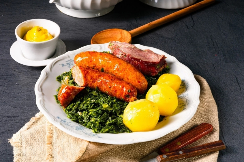 Món Grünkohl mit Pinkel gồm cải xoăn và xúc xích đặc trưng của ẩm thực Bremen