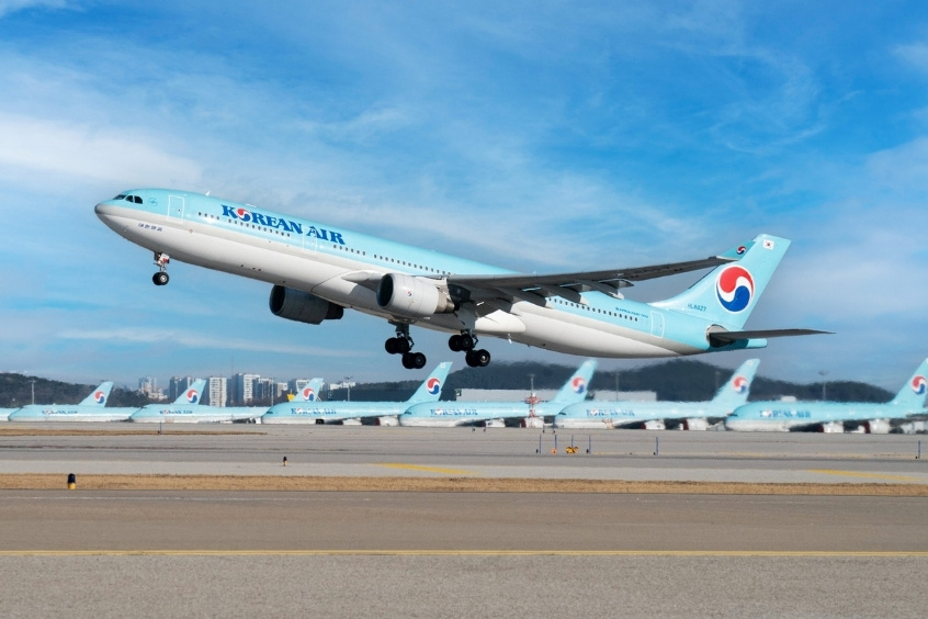 Máy bay của hãng hàng không Korean Air chuẩn bị cất cánh, biểu tượng uy tín cho các chuyến bay quốc tế đến Hàn Quốc