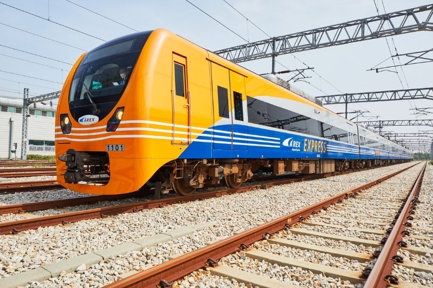 Tàu tốc hành Express Train tại Hàn Quốc di chuyển giữa sân bay Incheon và trung tâm thành phố Seoul
