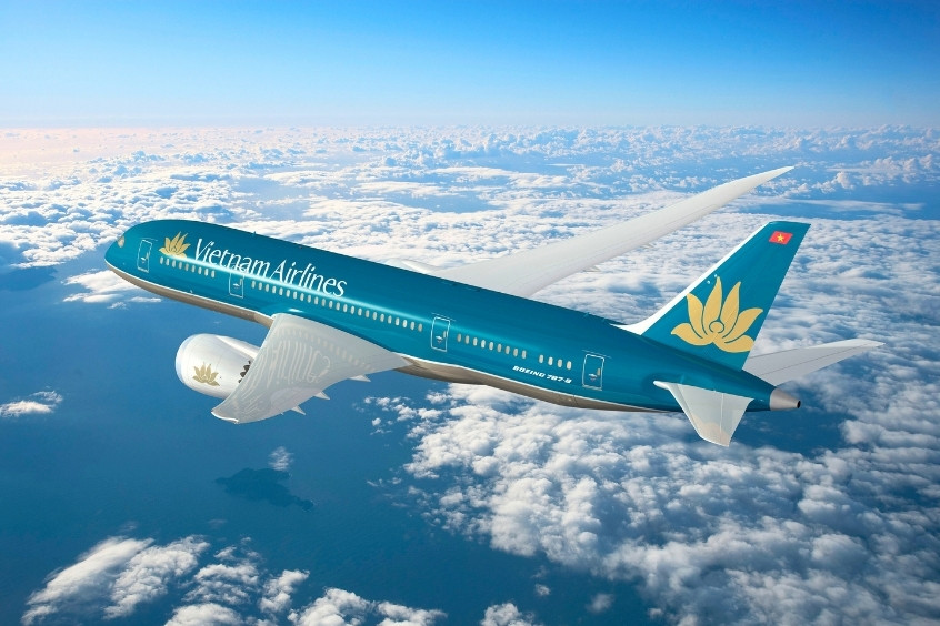 Máy bay Vietnam Airlines nổi bật đang hạ cánh tại sân bay