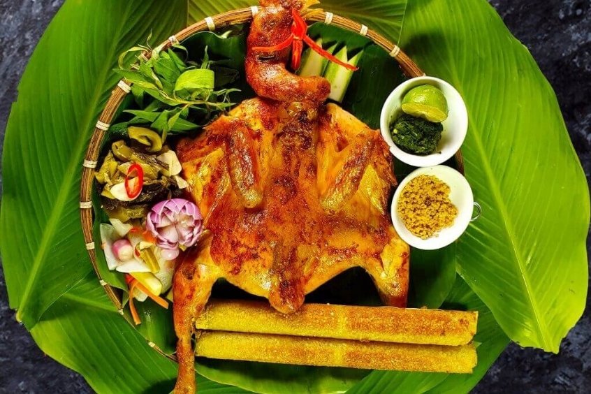 Món gà nướng vàng ruộm và cơm lam ống tre đặc sản Tây Nguyên