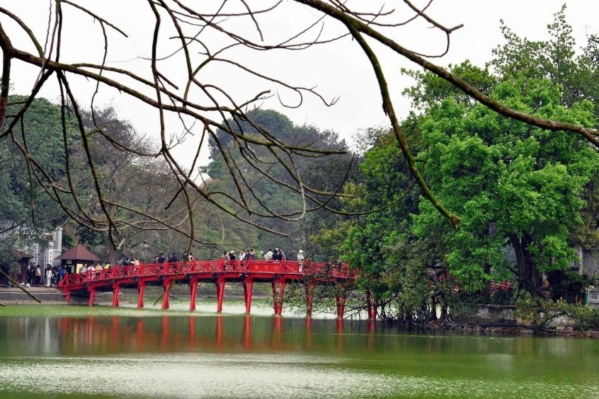  Cầu Thê Húc thơ mộng giữa lòng Hồ Gươm