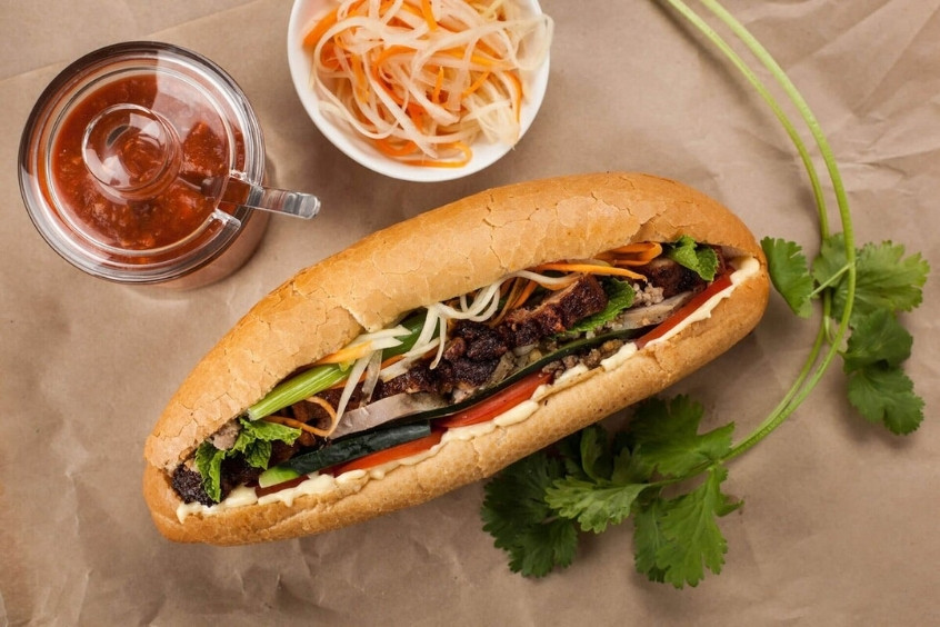 Thưởng thức chiếc bánh mì mang đậm hương vị ẩm thực đường phố Hà Nội