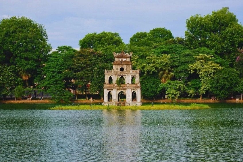 Hồ Gươm thơ mộng giữa lòng Hà Nội