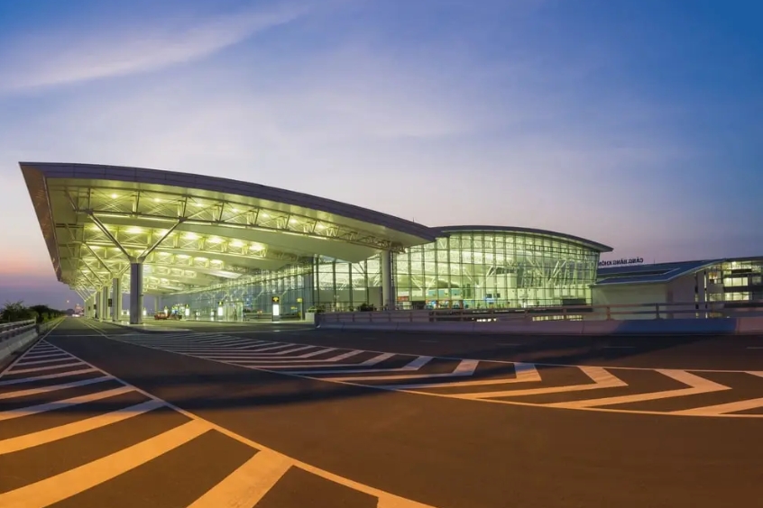 Cảng hàng không Quốc tế Nội Bài là một trong những sân bay lớn nhất tại Việt Nam 