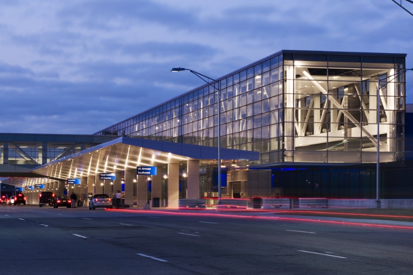 Có nhiều cách để di chuyển từ trung tâm thành phố đến sân bay Detroit