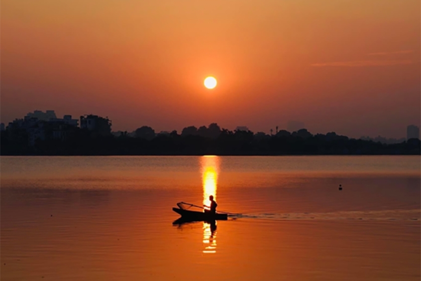 Ngắm nhìn hoàng hôn lặng lẽ trên mặt Hồ Tây cũng là một trải nghiệm có quên