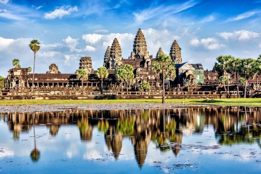 Quần thể đền Angkor Wat với kiến trúc đá tinh xảo giữa thiên nhiên hùng vĩ.