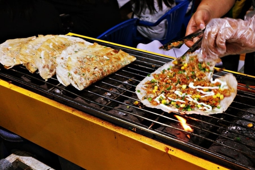 Bánh tráng nướng Đà Lạt: Món ăn vặt “quốc dân” ai cũng mê