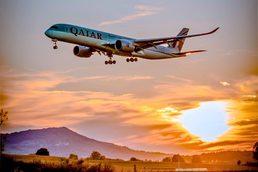 Máy bay Qatar Airways bay giữa hoàng hôn rực rỡ, hành trình kết nối TP.HCM và Phnom Penh với trải nghiệm cao cấp (Nguồn: Internet)