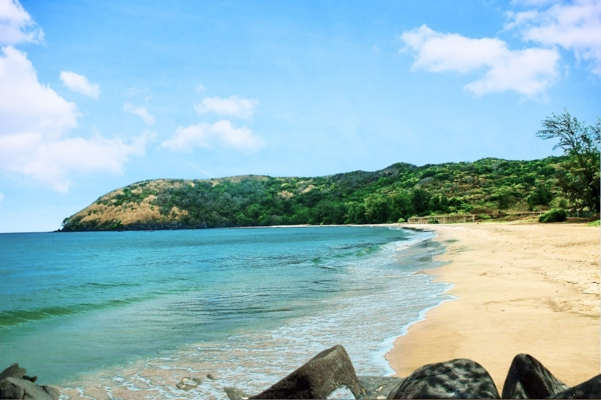 Bãi Đầm Trầu với biển xanh và cát vàng thơi mộng ở Côn Đảo