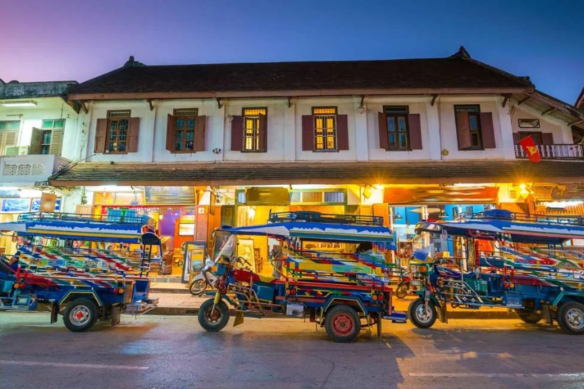 Tuk Tuk là phương tiện đáng trải nghiệm khi đến với Luang Pranbang