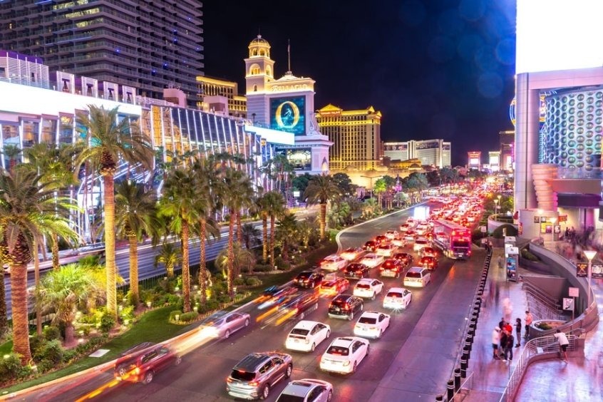 Đại lộ Las Vegas Strip nổi tiếng với các khách sạn và sòng bạc sang trọng