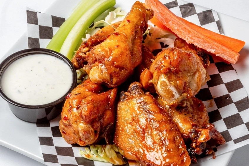 Buffalo Wings là món gà chiên giòn hấp dẫn mà du khách nên thưởng thức khi đến Las Vegas