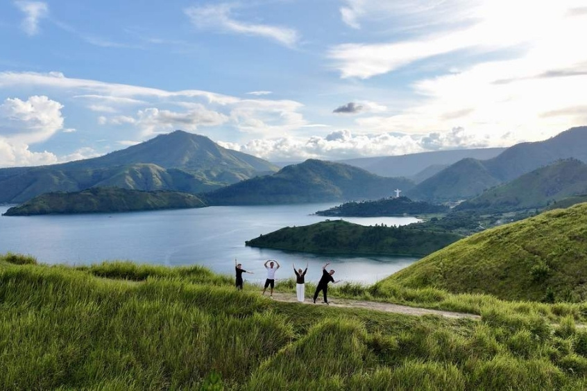 Hồ Piso là một hồ nước ngọt lớn với khung cảnh thiên nhiên đẹp mắt