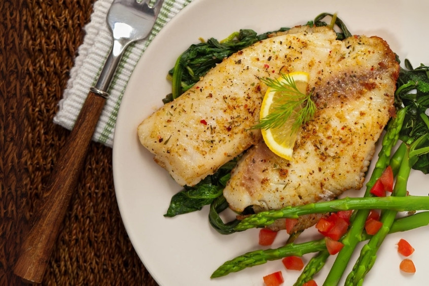 Peixe Grelhado thường được ăn kèm với rau hoặc salad để tạo nên một bữa ăn ngon miệng và lành mạnh. 