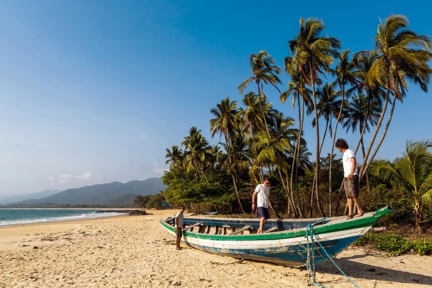Một bãi biển đẹp thu hút khách du lịch chính ở Sierra Leone