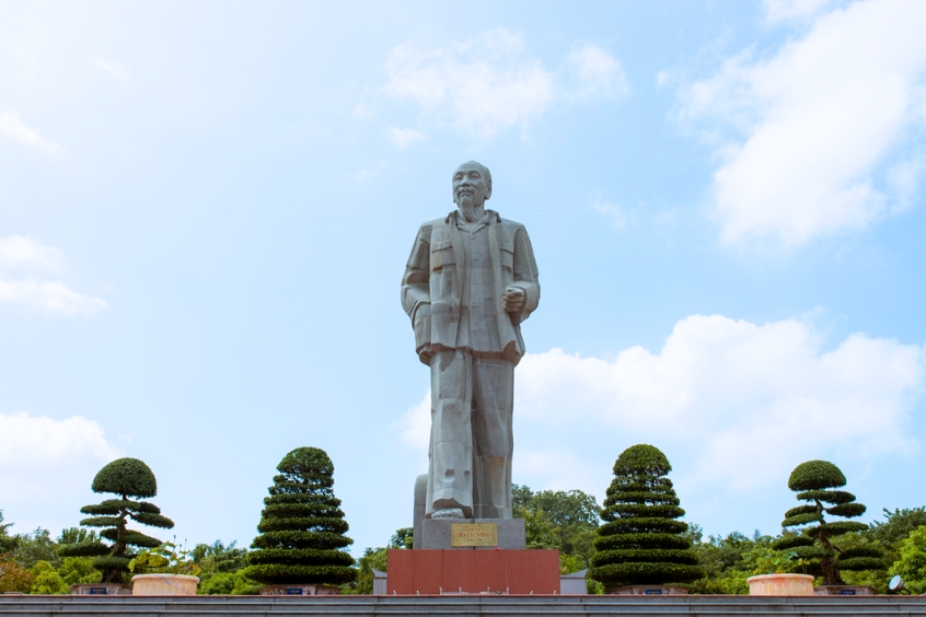 Tượng đài Bác Hồ tại Vinh – Biểu tượng lịch sử và lòng tự hào dân tộc.