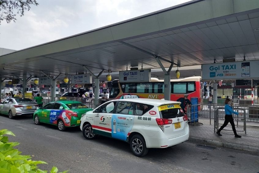 Taxi truyền thống - Taxi là cách di chuyển nhanh và trực tiếp đến sân bay