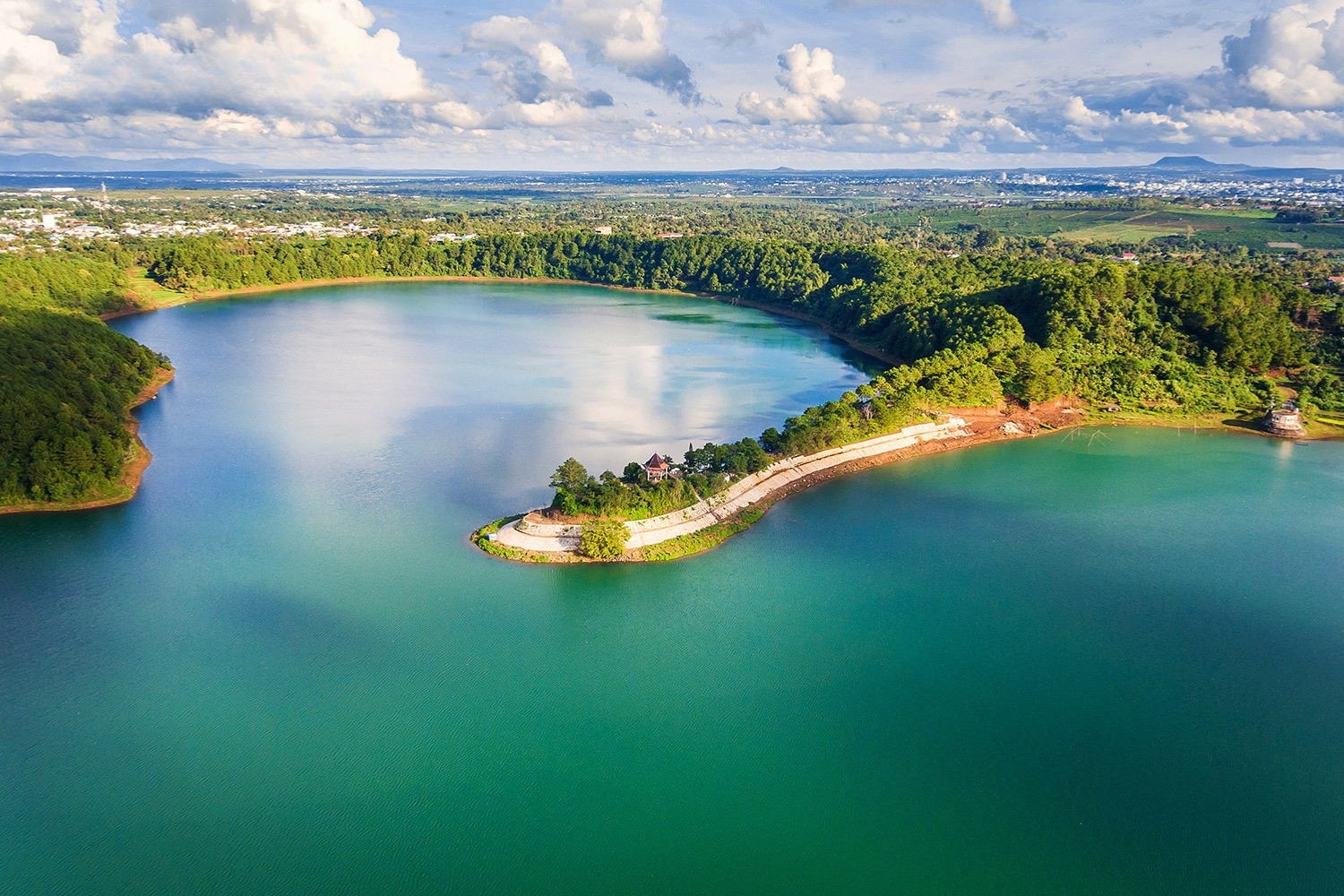 Cảnh sắc thơ mộng tại hồ T'Nưng, nơi hòa quyện giữa núi rừng và mặt nước trong xanh.