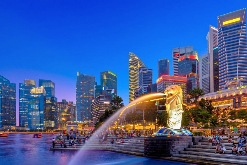 Toàn cảnh Merlion và trung tâm tài chính Singapore lung linh về đêm
