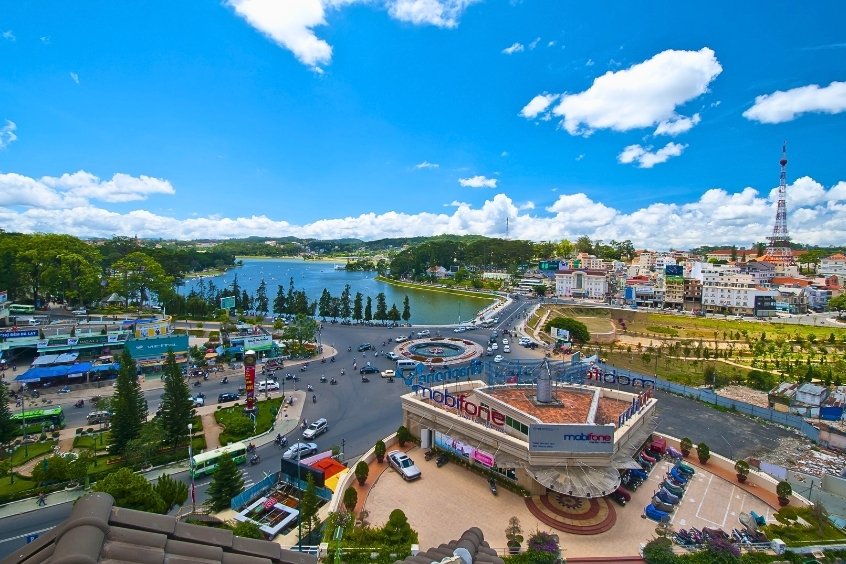 Toàn cảnh Đà Lạt nhìn từ trên cao với rừng thông bạt ngàn, hồ nước trong xanh và thành phố ẩn hiện trong sương sớm