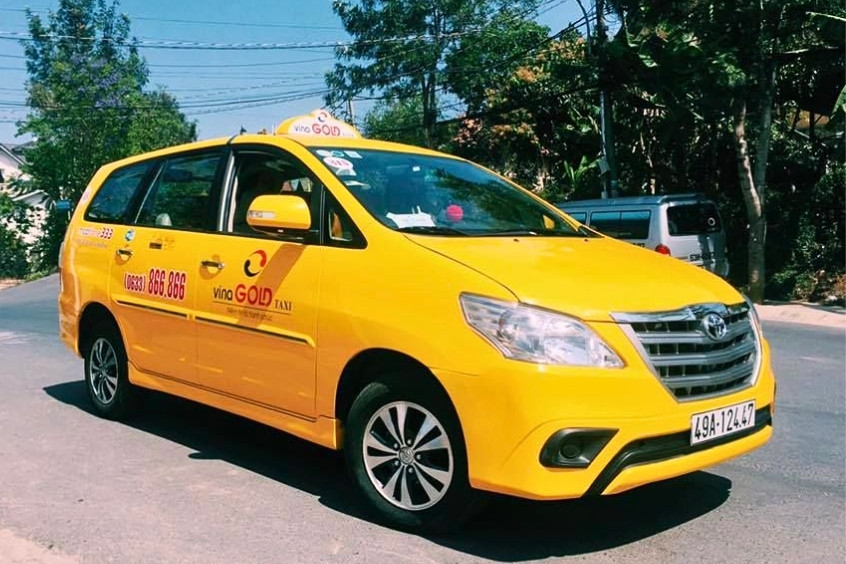 Xe taxi Vina Gold đưa đón hành khách từ sân bay Liên Khương về trung tâm Đà Lạt