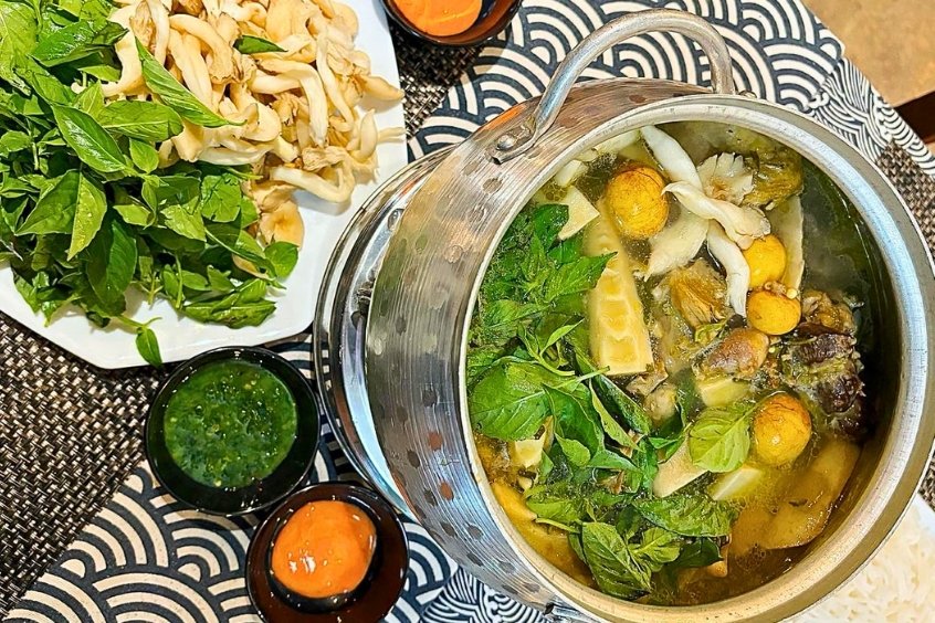 Lẩu gà lá é Đà Lạt thơm lừng, vị cay nồng đặc trưng, hấp dẫn thực khách trong tiết trời se lạnh