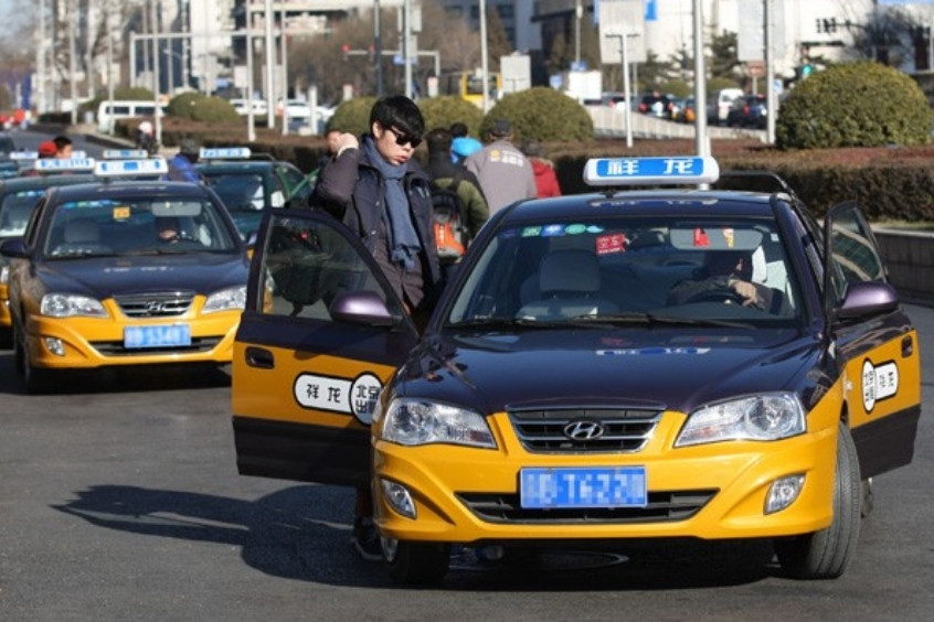 Taxi hoặc xe công nghệ - Là phương án phổ biến nhất với thời gian di chuyển nhanh chóng 