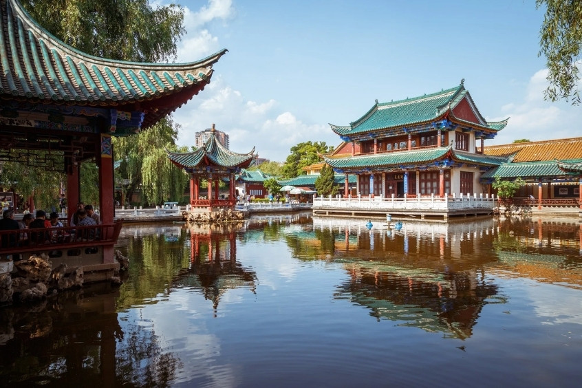 Vé máy bay từ Huế đi Côn Minh đến với thành phố cổ kính với kiến trúc truyền thống và nét đẹp trầm mặc