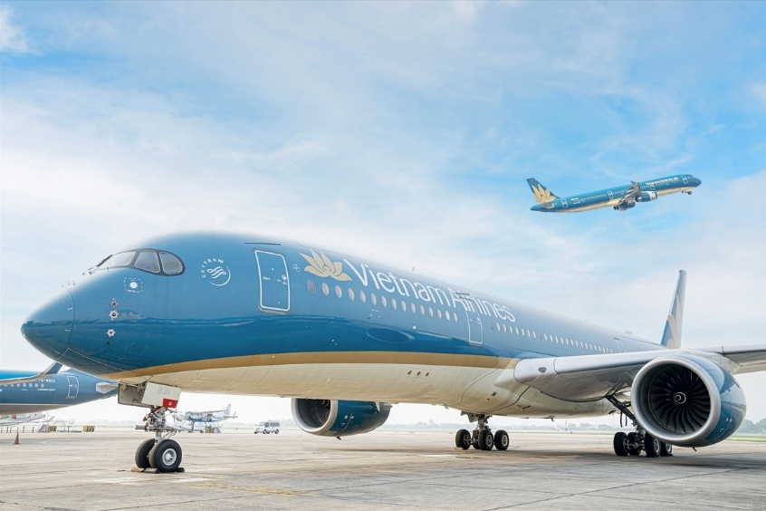 Máy bay Vietnam Airlines hiện đại chuẩn bị cất cánh trên đường bay từ Huế đến Côn Minh
