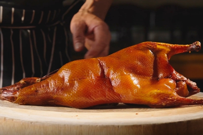 Đĩa vịt quay Yiliang với màu vàng giòn đẹp mắt, đặc sản nổi tiếng tại Côn Minh