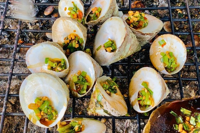 Ốc vú nàng Côn Đảo nướng mỡ hành, đặc sản nổi tiếng với lớp vỏ sần độc đáo và hương vị tươi ngon