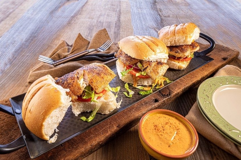 Bánh mì kẹp cá mú Florida là món ăn dặc sản Orlando mà du khách nhất định phải thưởng thức