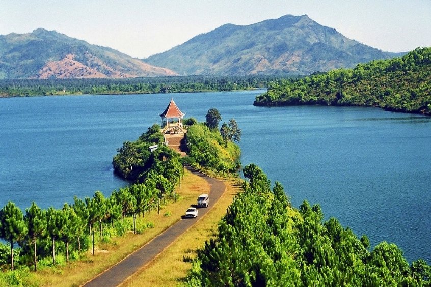 Pleiku nhìn từ trên cao với hồ nước trong xanh và núi rừng Tây Nguyên hùng vĩ