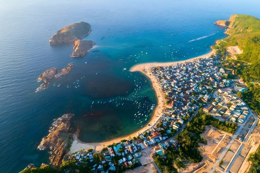 Toàn cảnh thành phố Quy Nhơn nhìn từ trên cao với biển xanh và núi non hùng vĩ