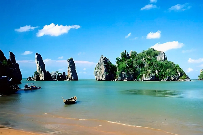 Toàn cảnh Hòn Phụ Tử giữa biển xanh thơ mộng ở miền Tây Nam Bộ