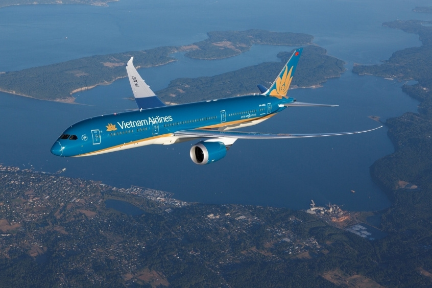 Máy bay Vietnam Airlines đang cất cánh lên bầu trời xanh