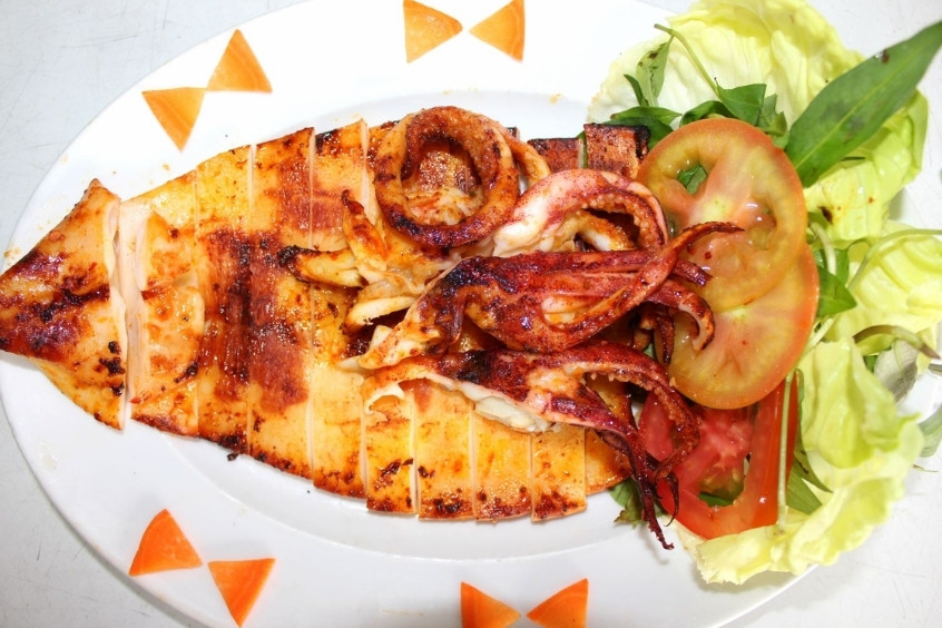 Đặc sản mực một nắng Côn Đảo đã chế biến sẵn trên đĩa sứ