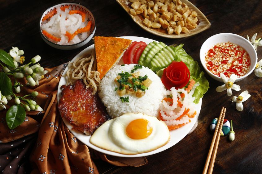 Cơm tấm là một trong món ăn phải thử khi ghé đến Sài Gòn