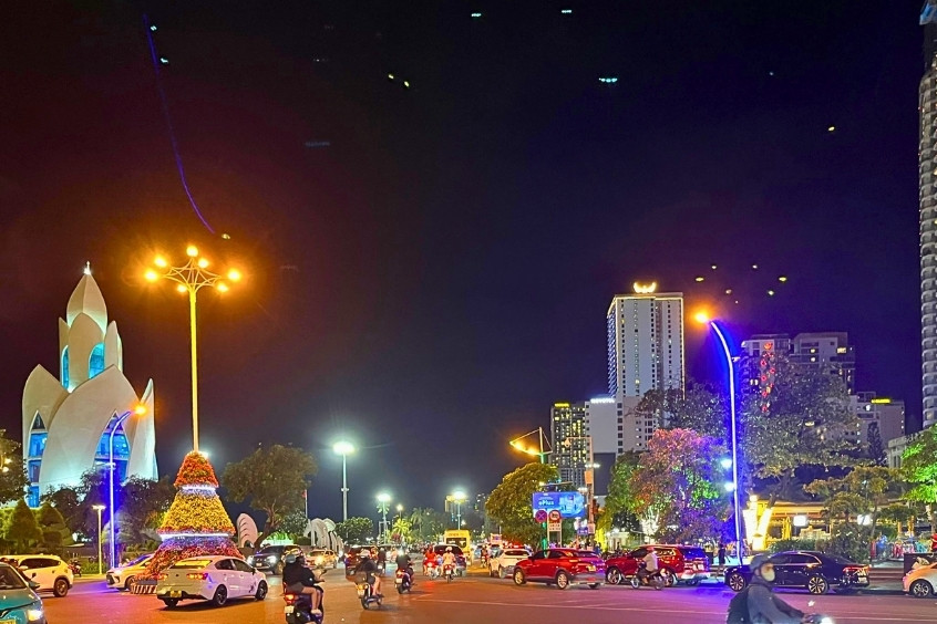 Thành phố Nha Trang về đêm lung linh ánh đèn