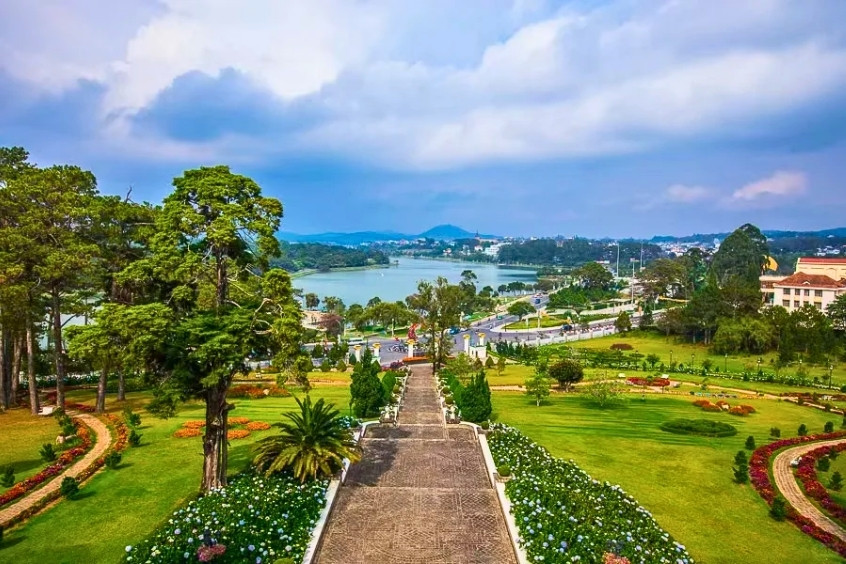 Khung cảnh thành phố Đà Lạt nhìn từ trên cao với hồ Xuân Hương uốn lượn giữa lòng thành phố