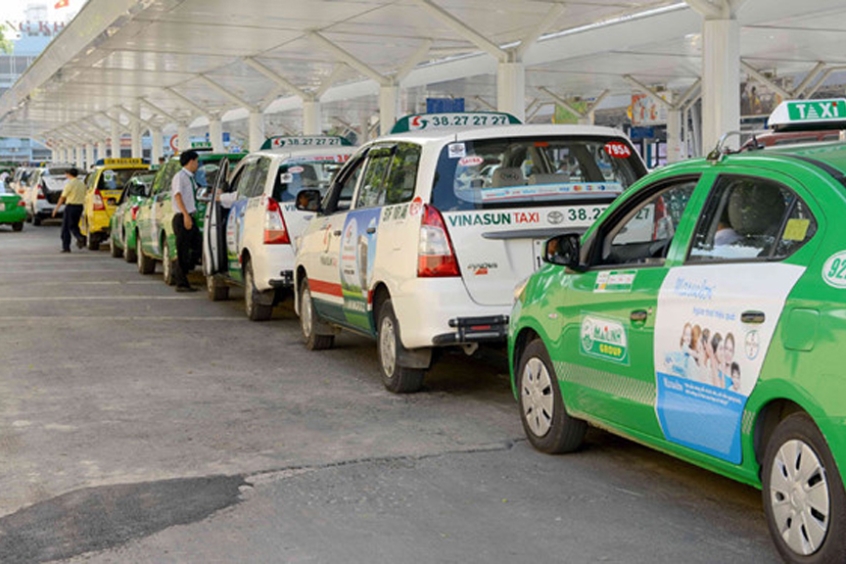 Xe taxi đón khách sân bay, sẵn sàng cho hành trình khám phá Điện Biên.