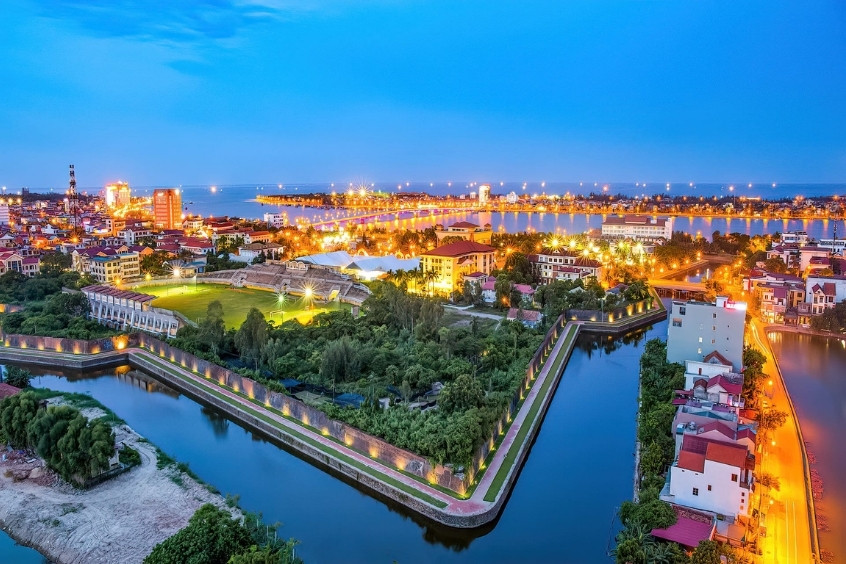 Toàn cảnh thành phố Đồng Hới nhìn từ trên cao với sông Nhật Lệ uốn lượn