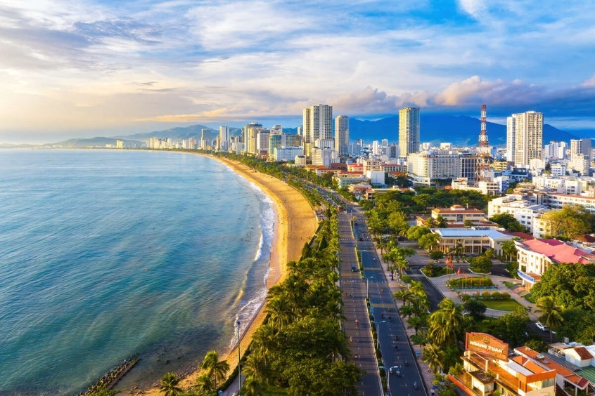 Thành phố biển Nha Trang với bãi cát trắng và làn nước trong xanh