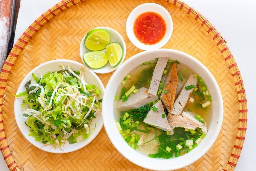 Tô bún chả cá Nha Trang với chả cá vàng ruộm và nước dùng trong veo
