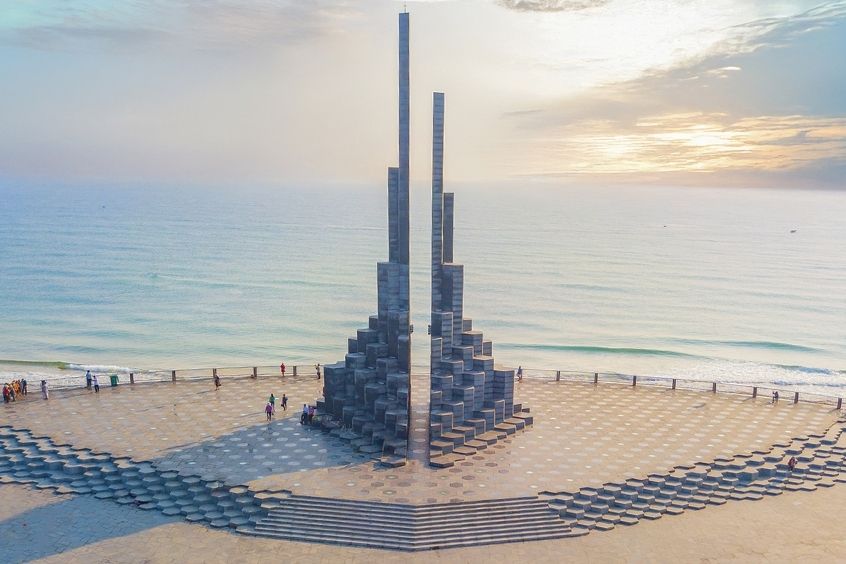 Tháp Nghinh Phong dưới ánh chiều tà hoàng hôn lãng mạn