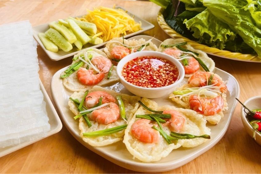 Món ăn dân dã thơm ngon với lớp giỏ vòn tan ăn kèm với nước chấm chua ngọt 